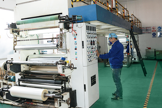 Ein sauberer Fabrikinnenraum mit Produktionsmaschinen, begleitet von einem Text über das Engagement von Guangdong Min Sun Environmental Protection Packaging Technology Co., Ltd. für Innovation und umweltfreundliche Verpackungslösungen.