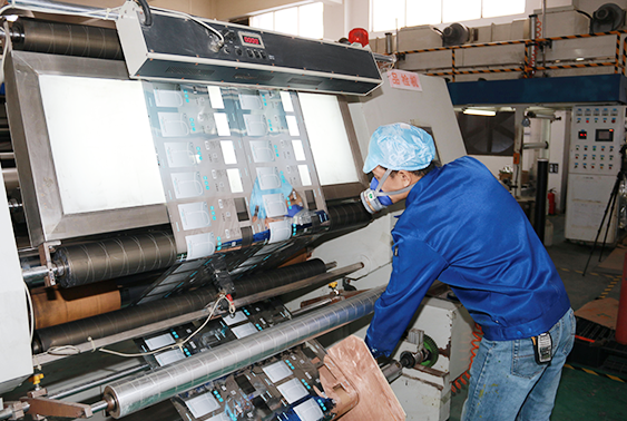 Arbeiter, die Produktionsmaschinen in einer Fabrik bedienen, mit Text über Guangdong Min Suns Engagement für umweltfreundliche Produktion und nachhaltige Entwicklung.